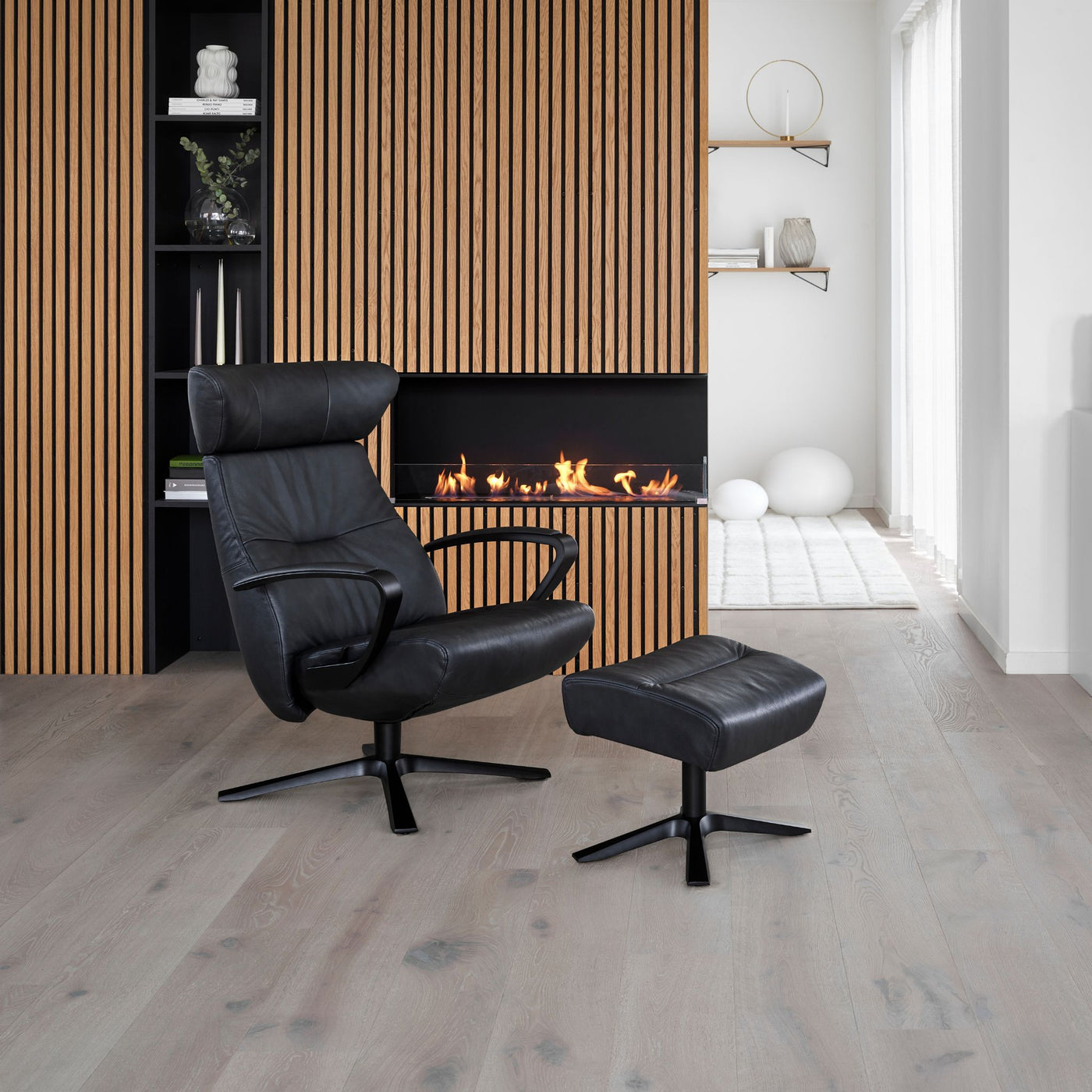Miljøbillede af lænestolen Style i sort læder fra Conform.