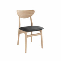 Esther spisebordsstol fra Casø Furniture i hvidolieret eg med sort læder sæde