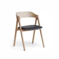 Fritlagt billede af en Mette stol fra Hammel Furniture med sort læder hynde