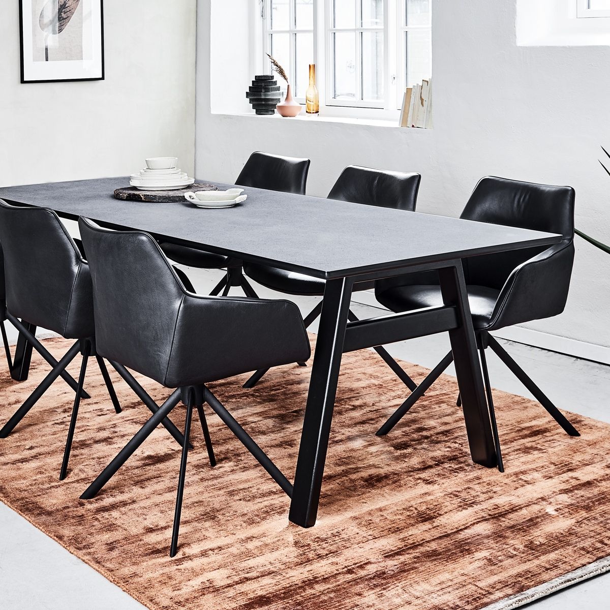 Bestseat spisebordsstol fra Casø Furniture i sort læder og med sorte metalben