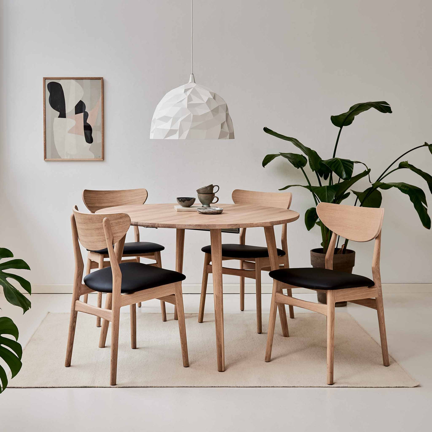 Esther spisebordsstol fra Casø Furniture i hvidolieret eg med sort læder sæde