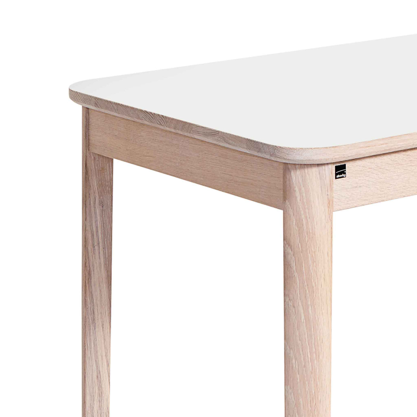 SM 131 skrivebord med skuffe i hvidolieret egetræ med hvid laminat bordplade fra Skovby