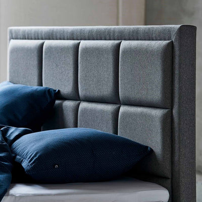 Square sengegavl fra Opus i 140 cm betrukket med stof i stilren grå farve.