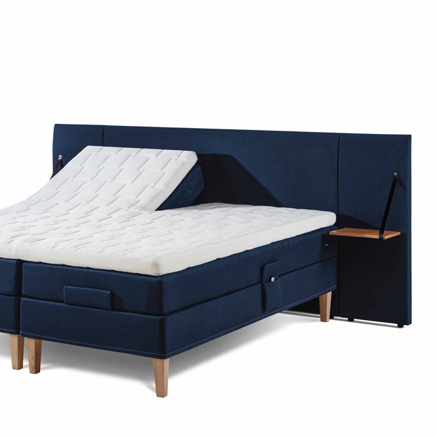 Wing sengegavl inkl. sengeborde fra Opus til 160 cm seng betrukket med stof i flot blå farve.