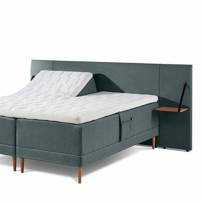 Wing sengegavl inkl. sengeborde fra Opus til 160 cm seng betrukket med stof i skøn grøn farve.