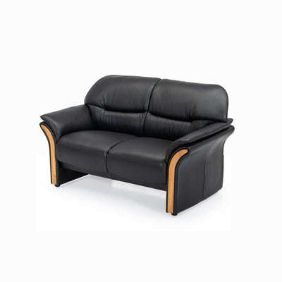 Aarø 2-personers sofa fra Hjort Knudsen i sort semianilin læder og med arm med træbakker i olieret egetræ.