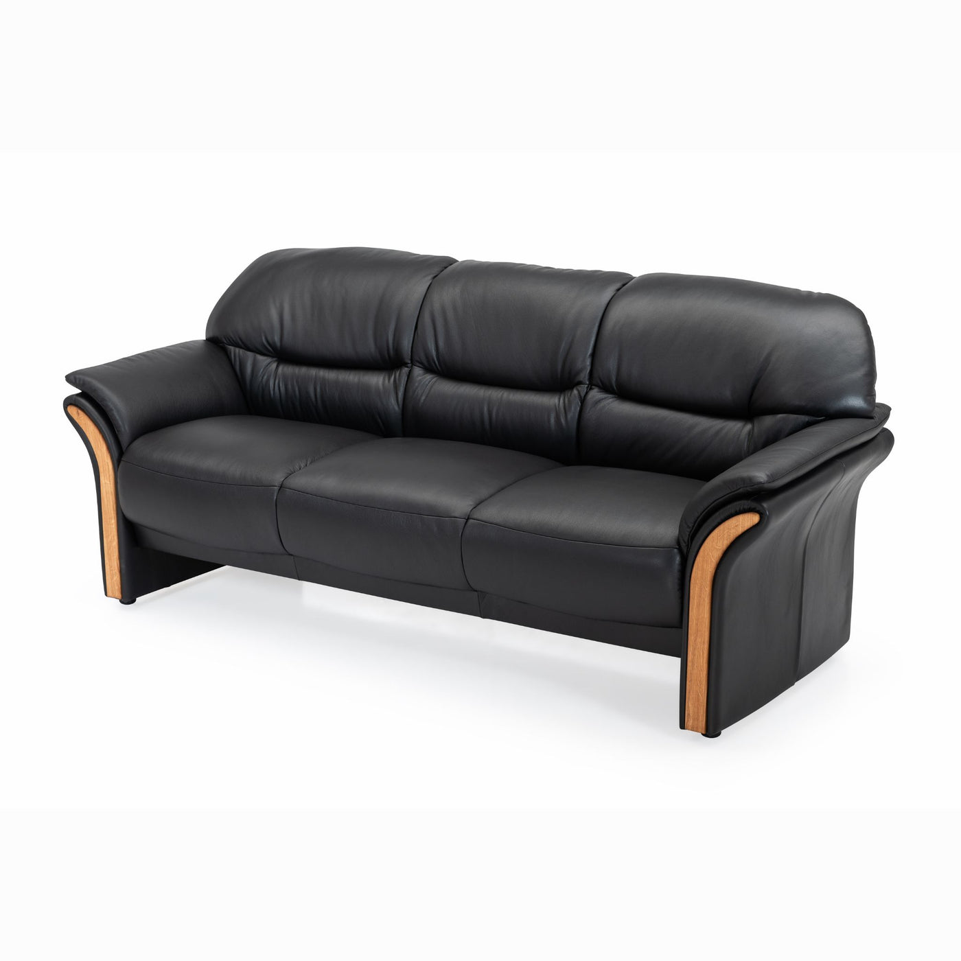 Aarø 3-personers sofa fra Hjort Knudsen i sort semianilin læder og med arm med træbakker i olieret egetræ.