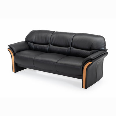 Aarø 3-personers sofa fra Hjort Knudsen i sort semianilin læder og med arm med træbakker i olieret egetræ.