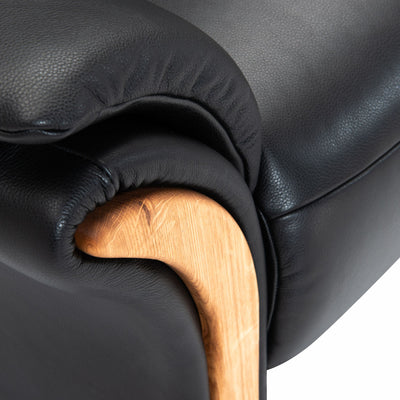 Detaljer på Aarø sofa fra Hjort Knudsen i sort semianilin læder med armlæn med træbakker i olieret egtræ