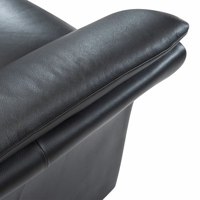 Detaljer på Aarø sofa fra Hjort Knudsen i sort semianilin læder med armlæn med træbakker i olieret egtræ