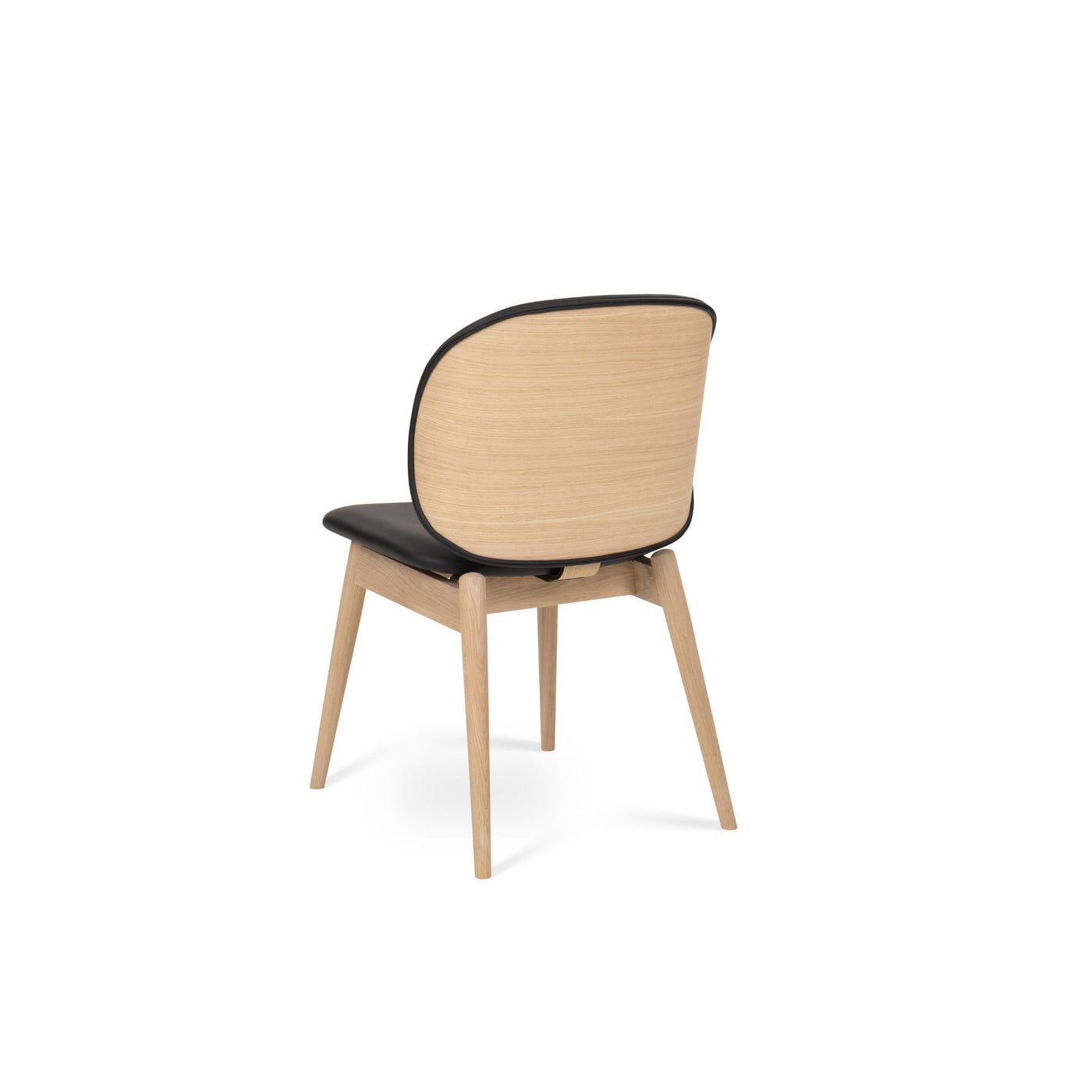 Fritlagt billede af Artus spisebordsstol i hvidpigmenteret lakeret eg og med læder fra PBJ Designhouse.