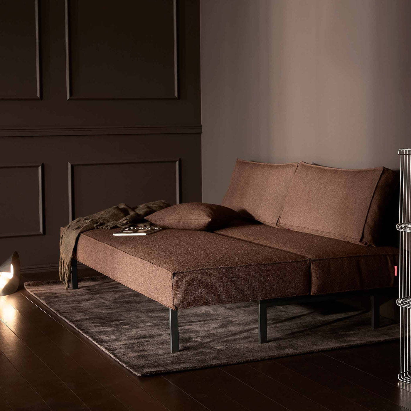 Black Sly sovesofa fra Innovation Living i 359 Taura Cappuccino stof