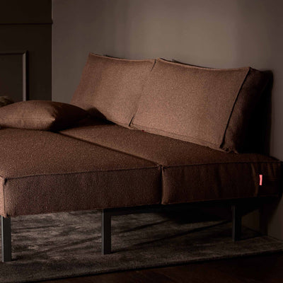 Black Sly sovesofa fra Innovation Living i 359 Taura Cappuccino stof