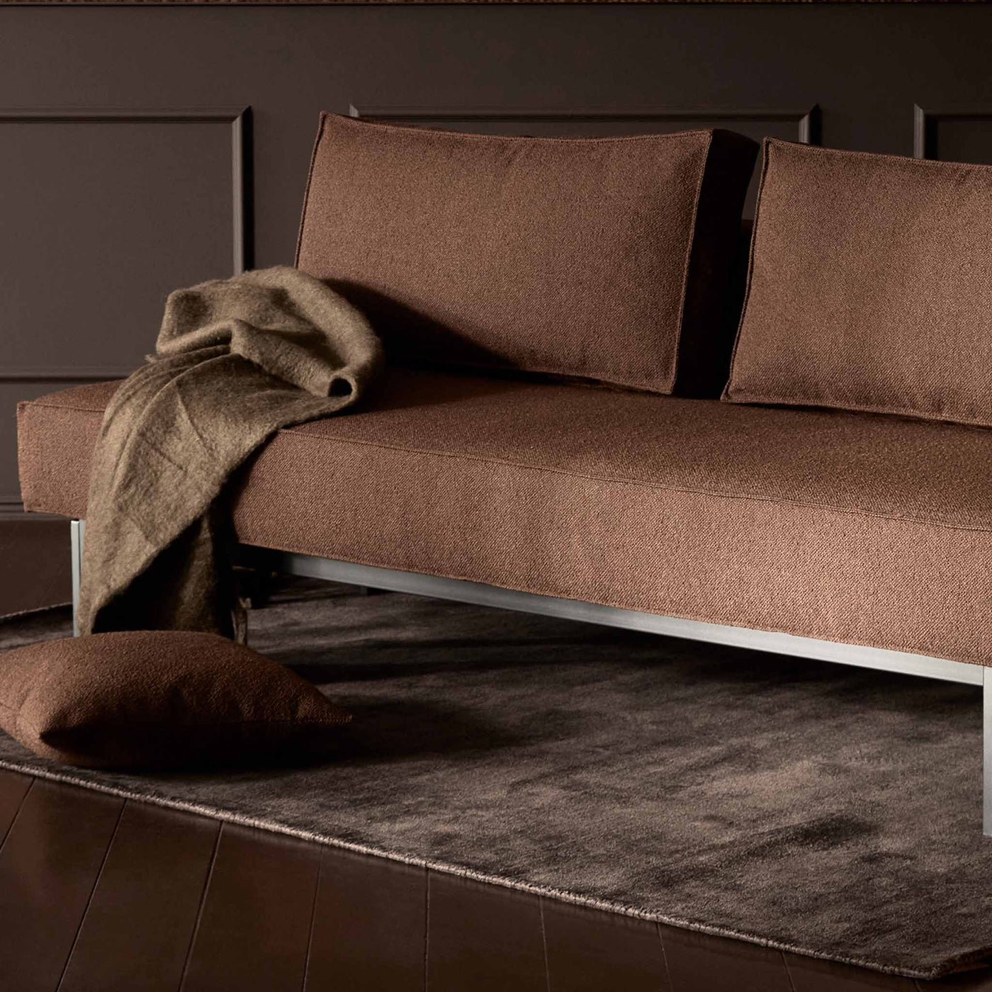 Black Sly sovesofa fra Innovation Living i 359 Taura Cappuccino stof