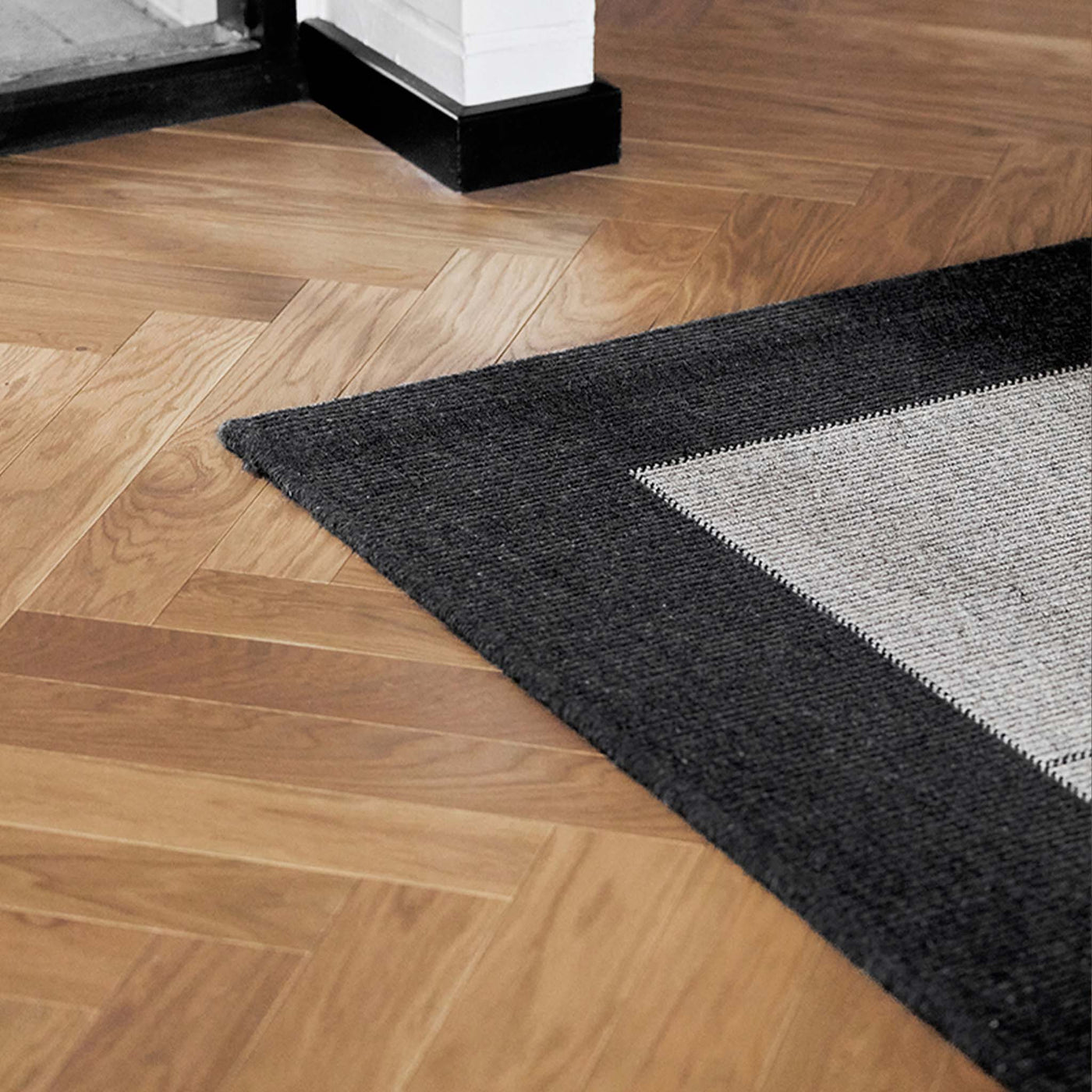 Casablanca fladvævet uldtæppe med mørkegrå kant fra HC Tæpper