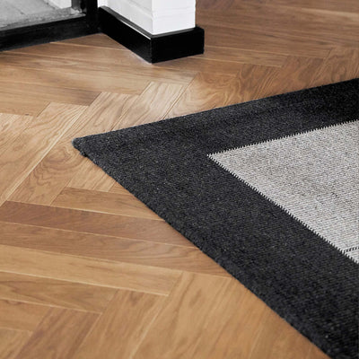 Casablanca fladvævet uldtæppe med mørkegrå kant fra HC Tæpper