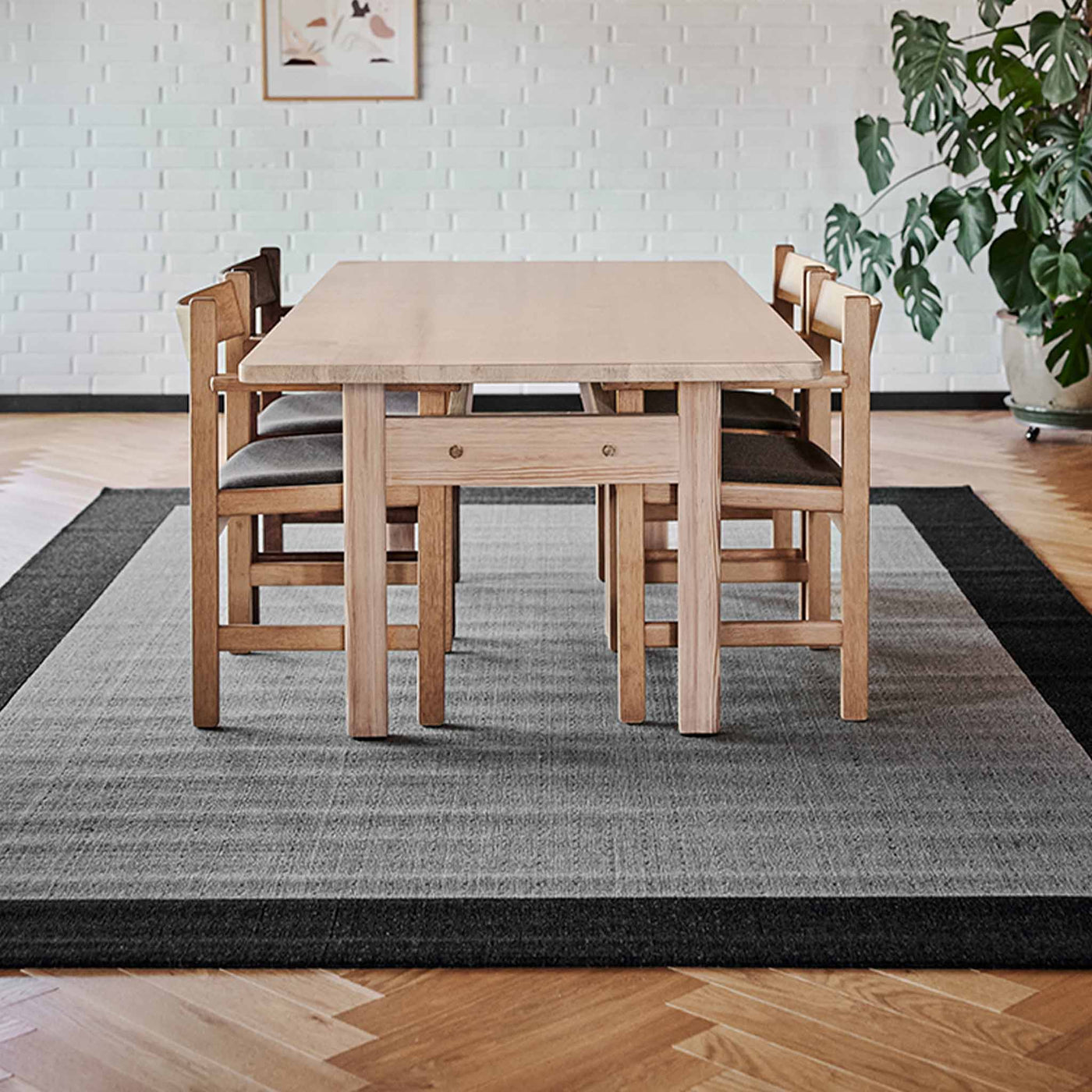 Casablanca fladvævet uldtæppe med mørkegrå kant fra HC Tæpper