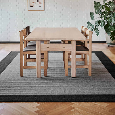 Casablanca fladvævet uldtæppe med mørkegrå kant fra HC Tæpper