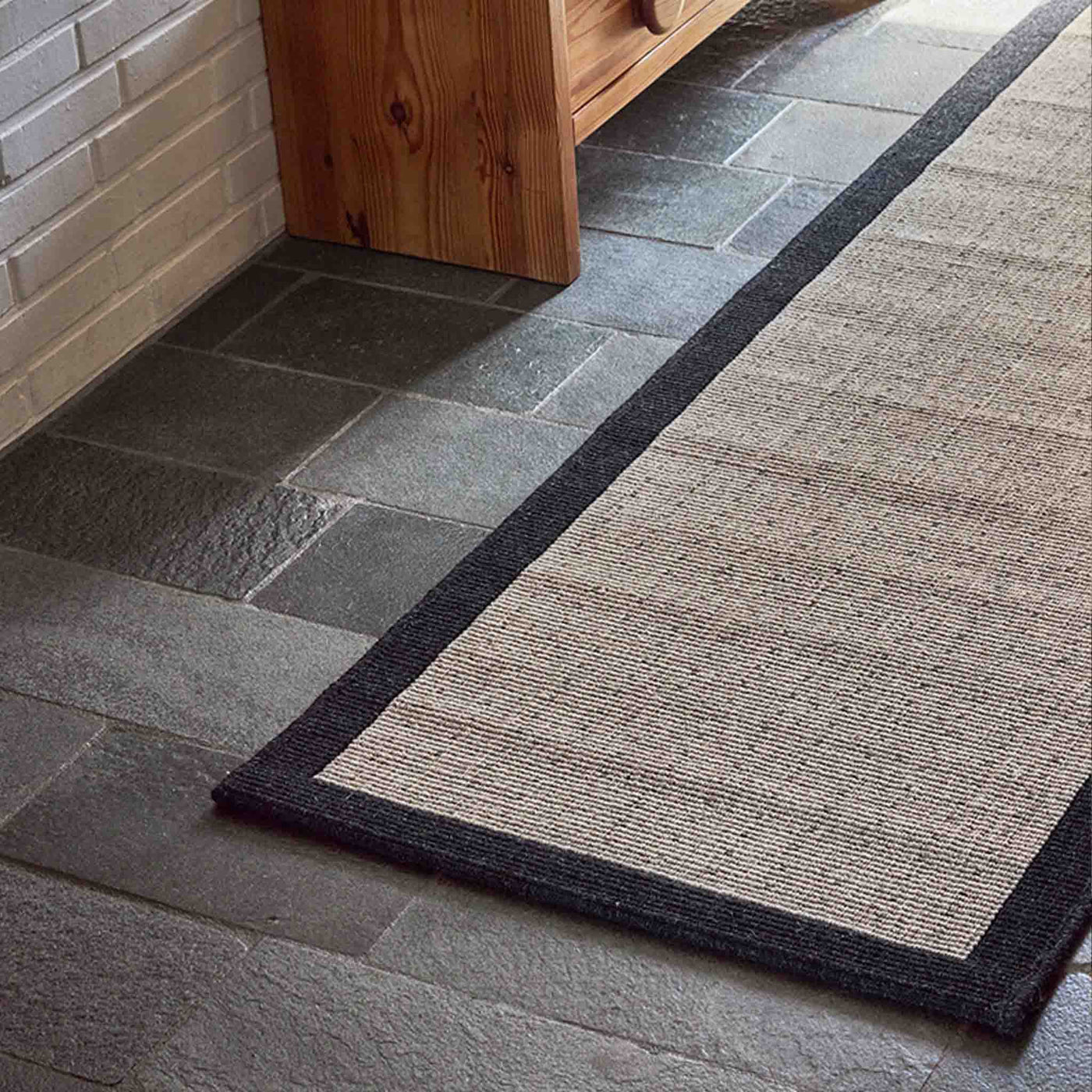 Casablanca fladvævet uldtæppe med mørkegrå kant fra HC Tæpper