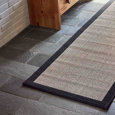 Casablanca fladvævet uldtæppe med mørkegrå kant fra HC Tæpper