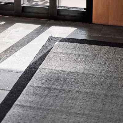 Casablanca fladvævet uldtæppe med mørkegrå kant fra HC Tæpper