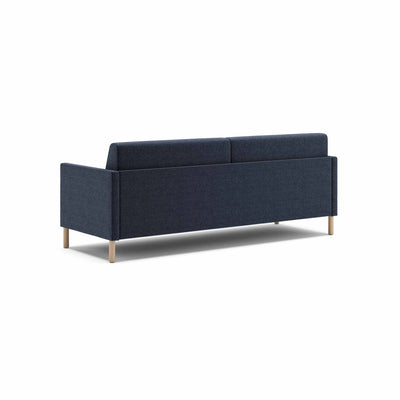 Estrid sovesofa fra Favn Living i Sama stof i farven 339 Deep Blue