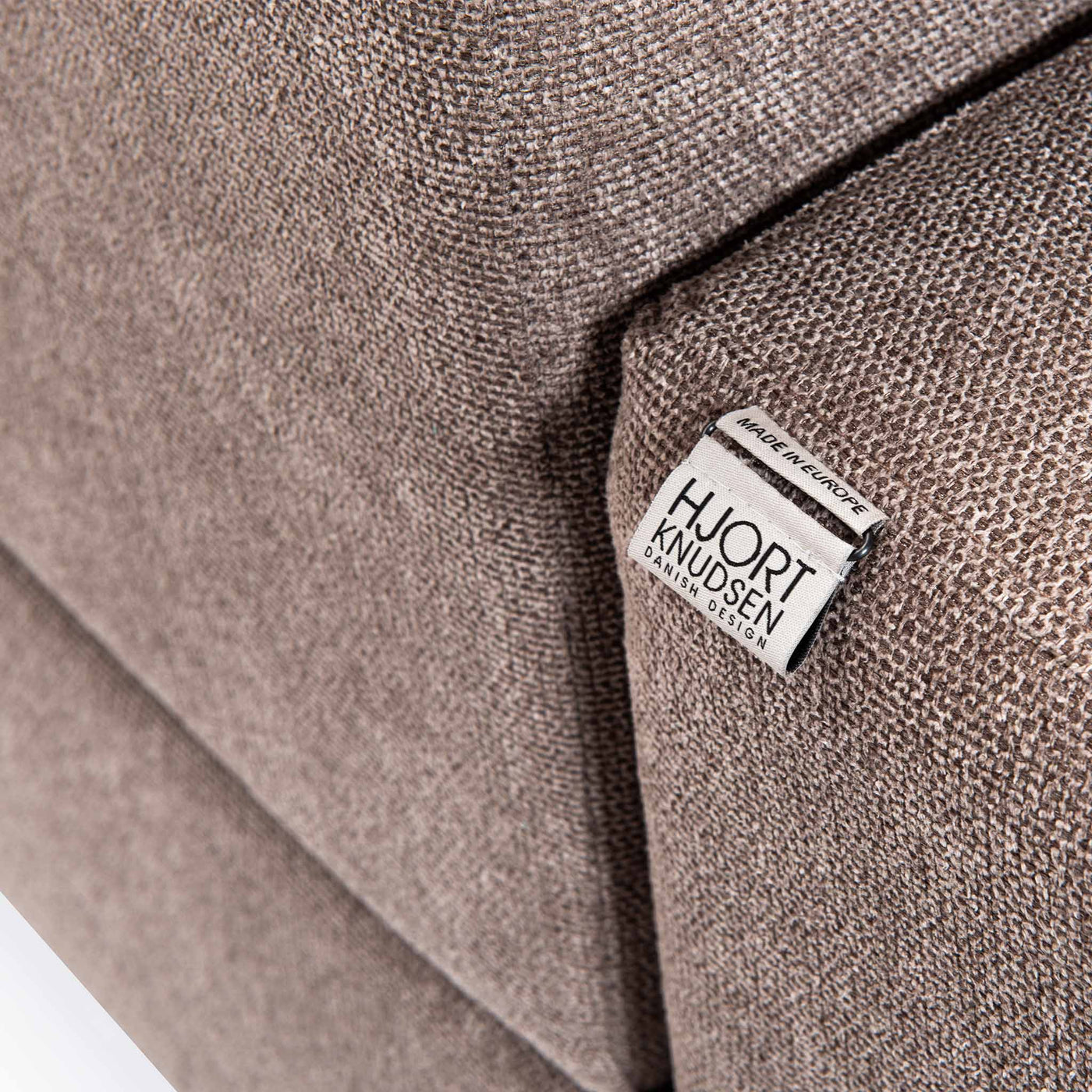 Skyline Hjørnesofa m. chaiselong fra Hjort Knudsen i Taupe farvet Bloq stof