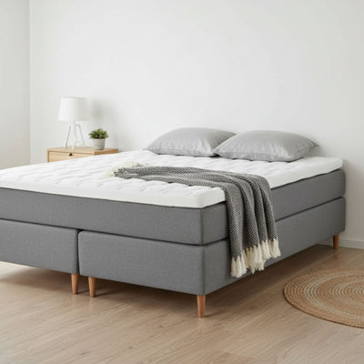 Opus Home kontinentalseng i str. 210 x 210 cm med stof i stilren grå farve.