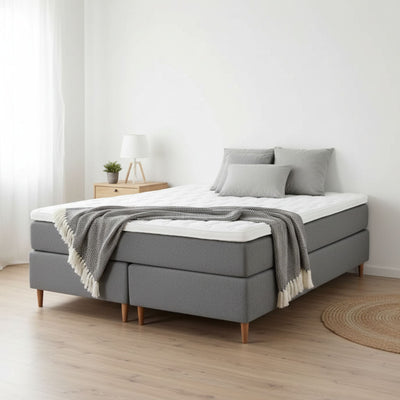 Opus Home kontinentalseng i str. 180 x 210 cm med stof i stilren grå farve.