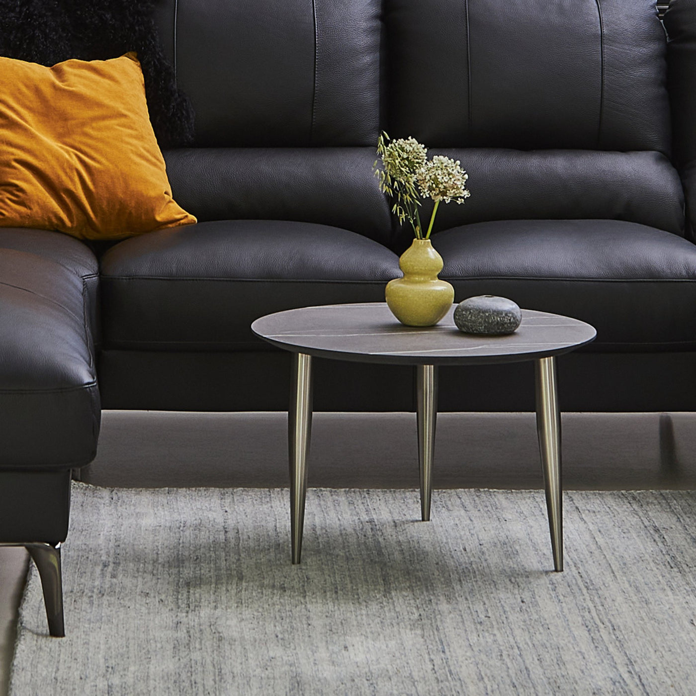Miljøbillede af Katrine sofabord fra Thomsen Furniture, der har stålben og en overflade i marmorlook.
