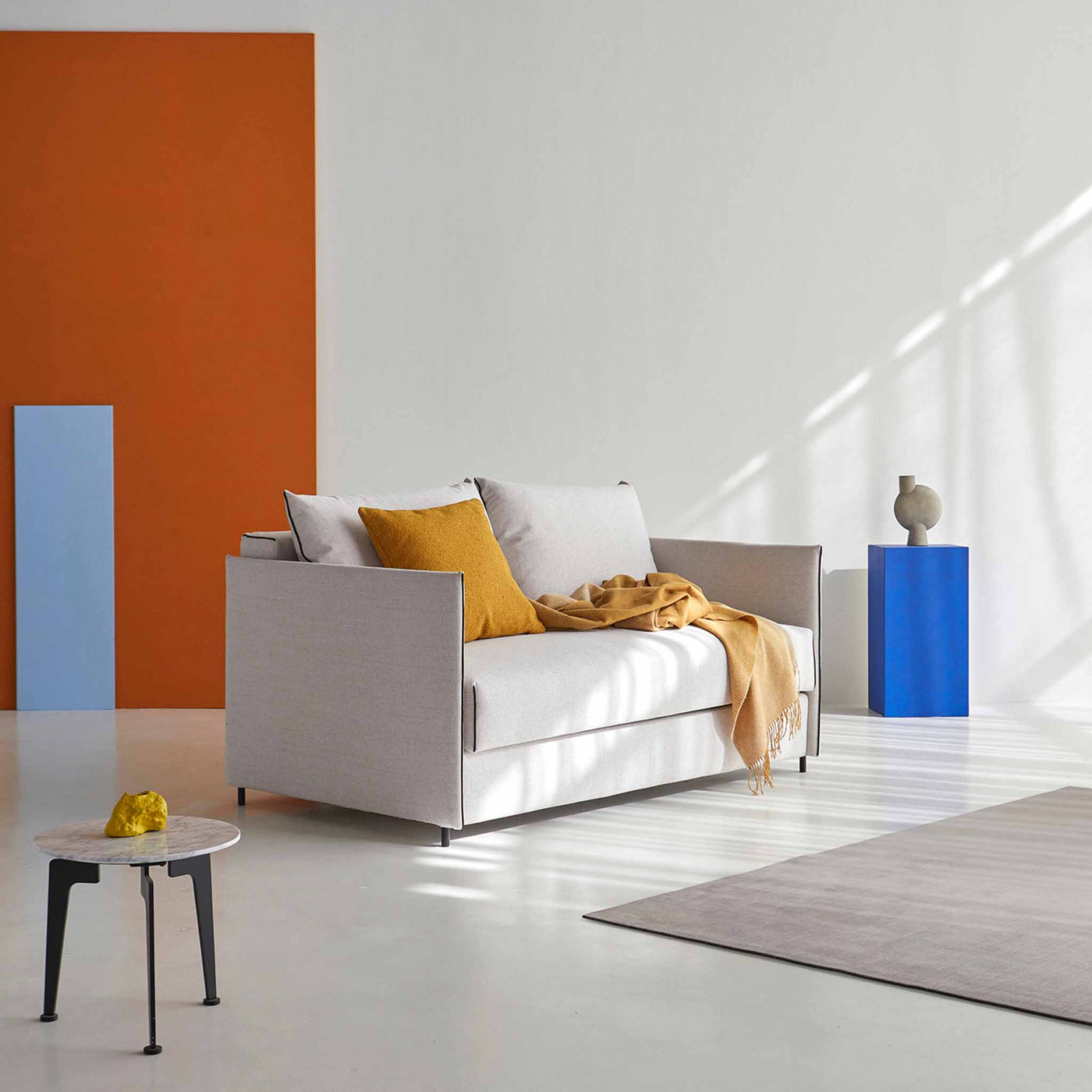 Luoma sovesofa fra Innovation Living i stof 300 Weda Sand