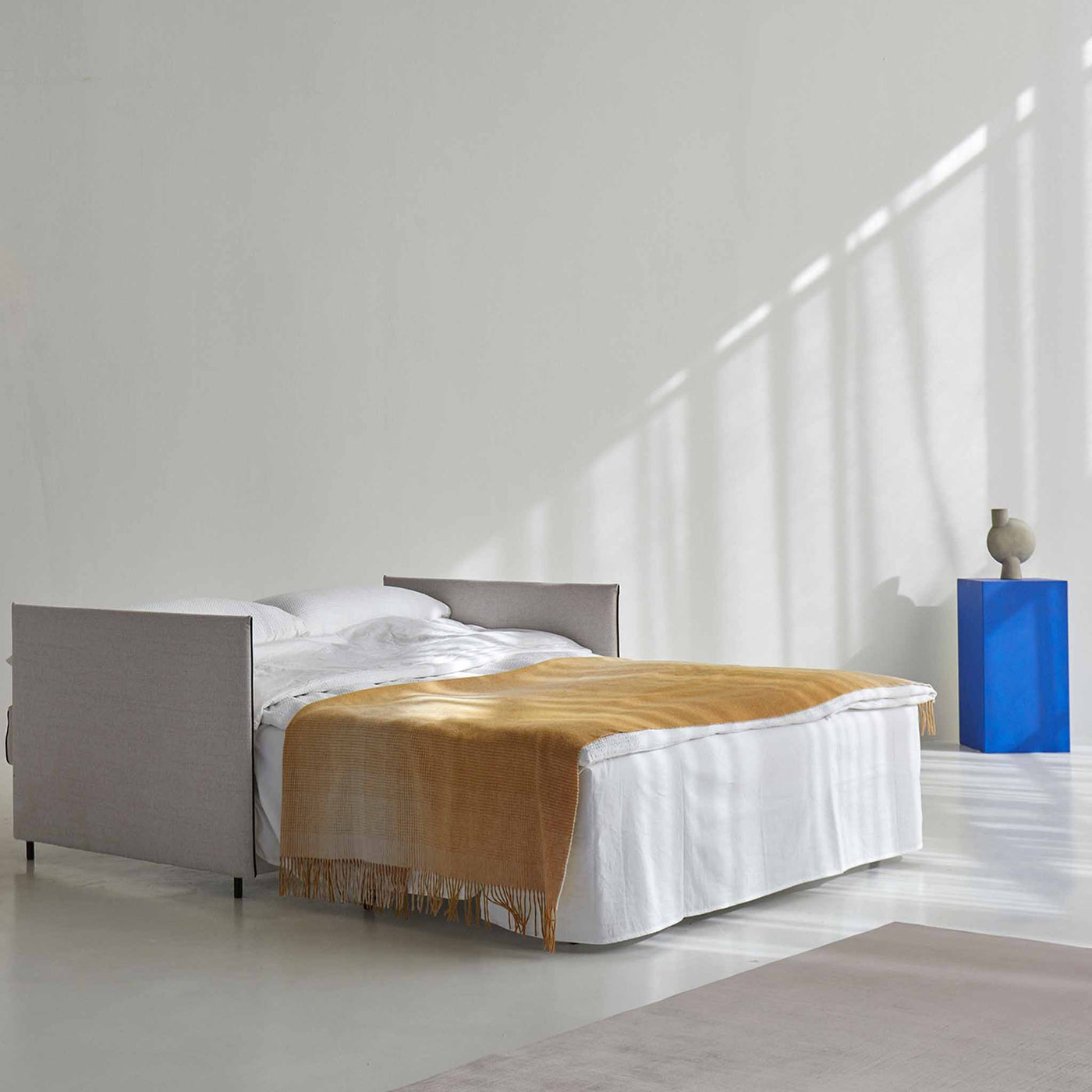 Luoma sovesofa fra Innovation Living i stof 300 Weda Sand