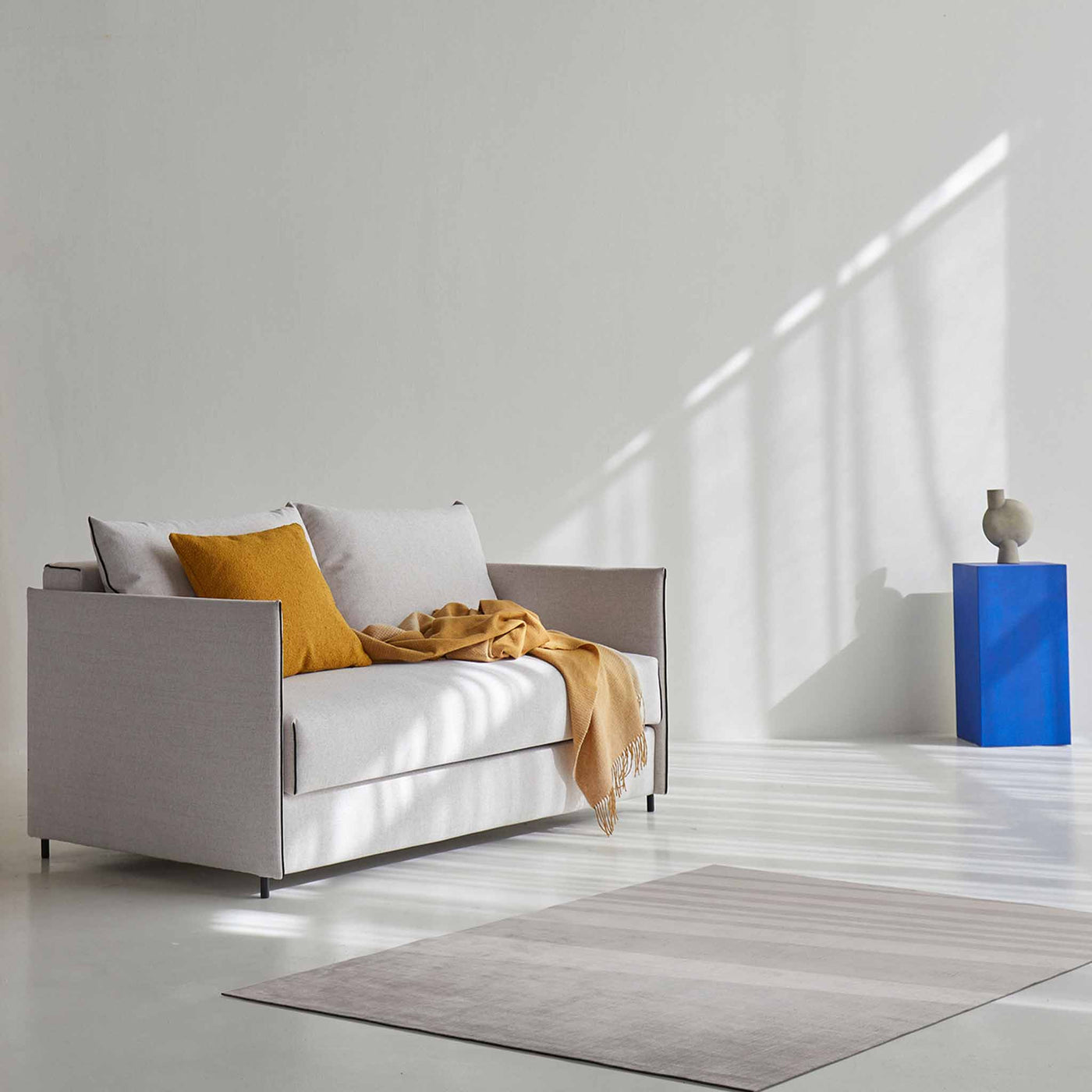 Luoma sovesofa fra Innovation Living i stof 300 Weda Sand