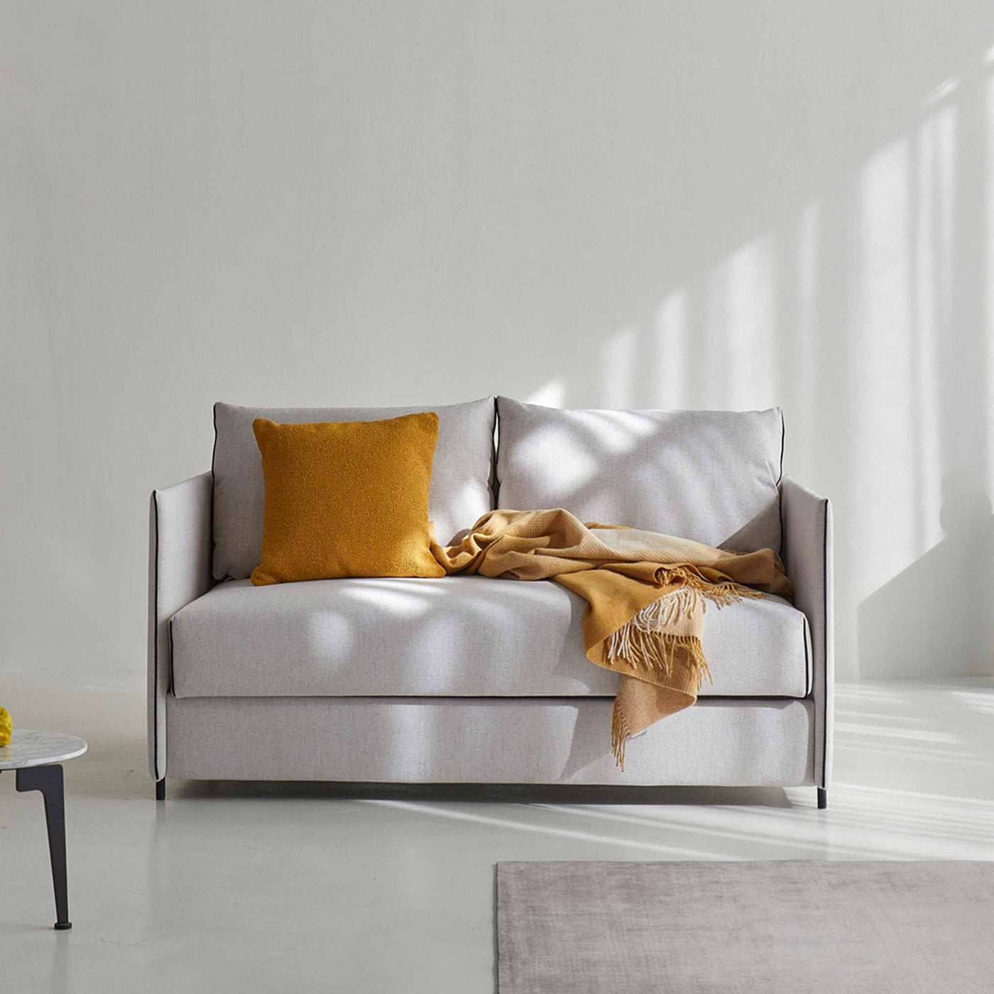 Luoma sovesofa fra Innovation Living i stof 300 Weda Sand