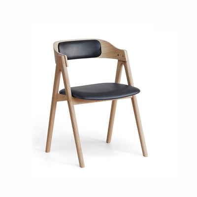 Fritlagt billede af en Mette stol fra Hammel Furniture med sort læder ryg og hynde