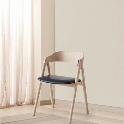 Miljøbillede af en Mette stol fra Hammel Furniture med sort læder hynde
