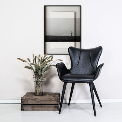 Miljøbillede af Mist stolen i sort PU læder fra House of Sander.
