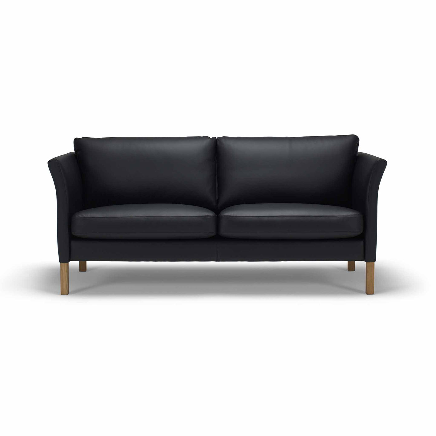 Olivia 2-personers sofa i sort læder og med ben i olieret egetræ.