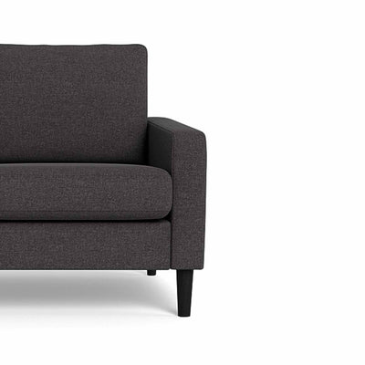 Vigsø sofasæt fra Top-line i Rate stof i farven 04 Dark Grey. Her vist med sorte egetræsben