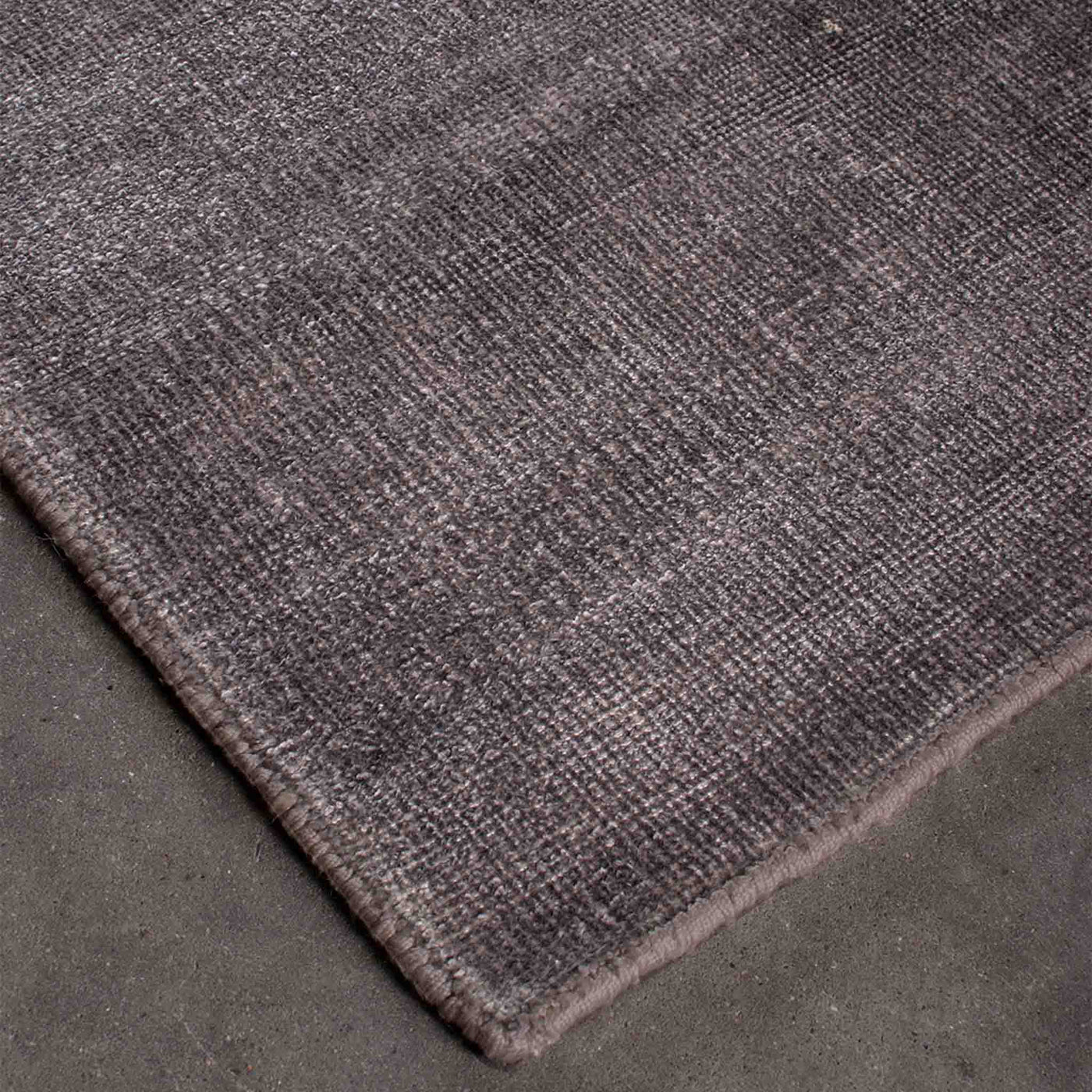 Saga håndvævet tæppe i grå fra HC Tæpper