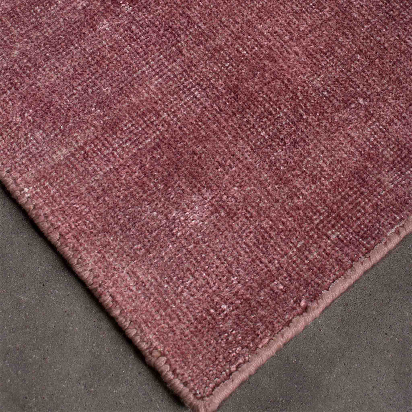 Saga håndvævet tæppe i rosa fra HC Tæpper