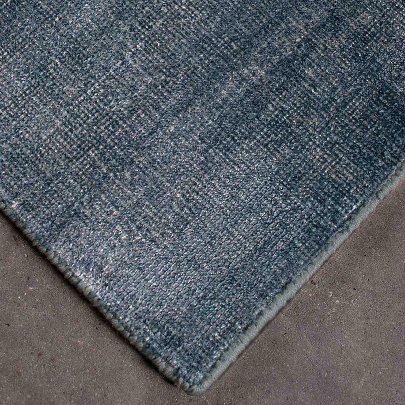 Saga håndvævet tæppe i blå fra HC Tæpper