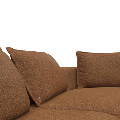 Samone XL Chaiselongsofa fra Favn Living i Roma bouclé stof i caramel nuance