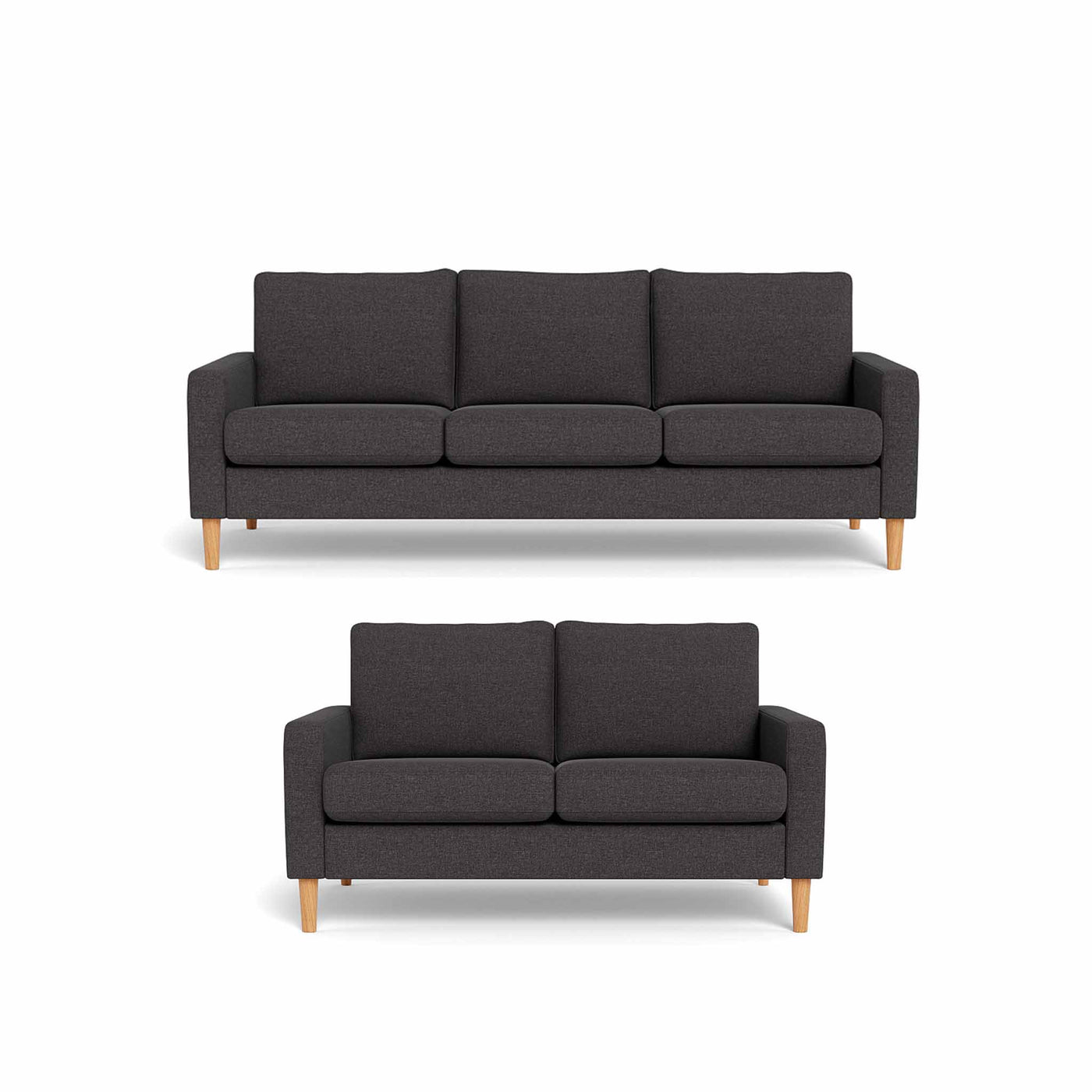 Vigsø sofasæt fra Top-line i Rate stof i farven 04 Dark Grey. Her vist med naturolierede egetræsben