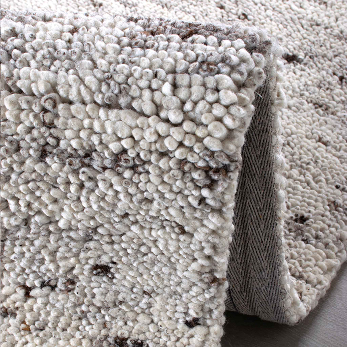 York håndlavet tæppe i hvid / brun fra HC Interior Rugs