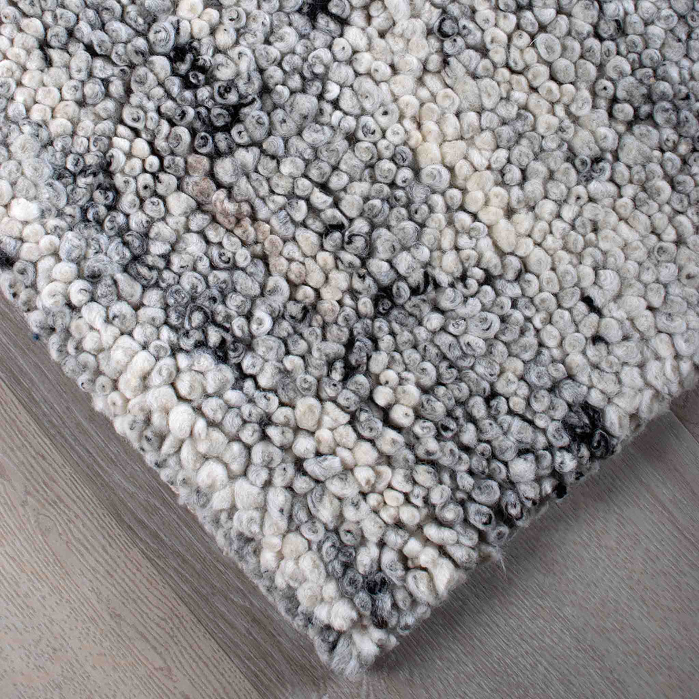 York håndlavet tæppe i hvid / sort fra HC Interior Rugs