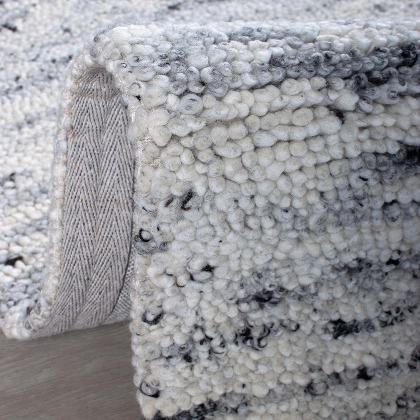 York håndlavet tæppe i hvid / sort fra HC Interior Rugs