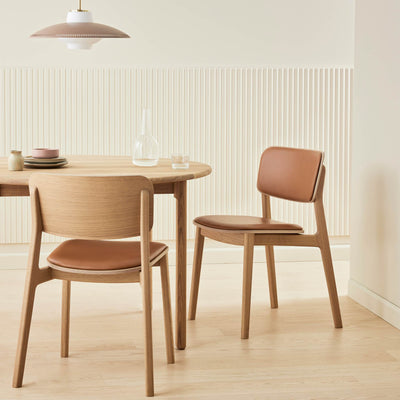 Miljøbillede af Around spisebordsstol fra Edge by Hammel. Stolen er i eg med cognacfarvet læder.