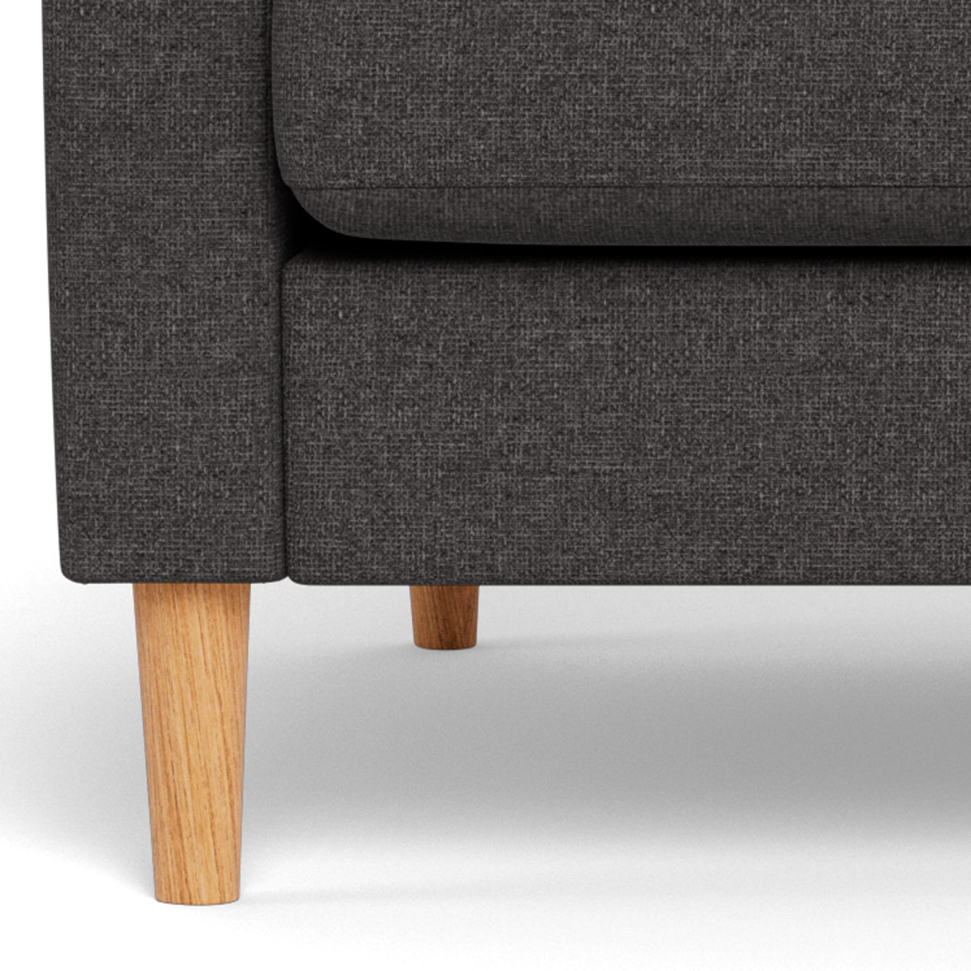 Vigsø sofasæt fra Top-line i Rate stof i farven 04 Dark Grey. Her vist med naturolierede egetræsben