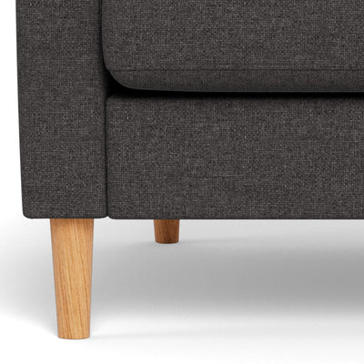 Vigsø sofasæt fra Top-line i Rate stof i farven 04 Dark Grey. Her vist med naturolierede egetræsben